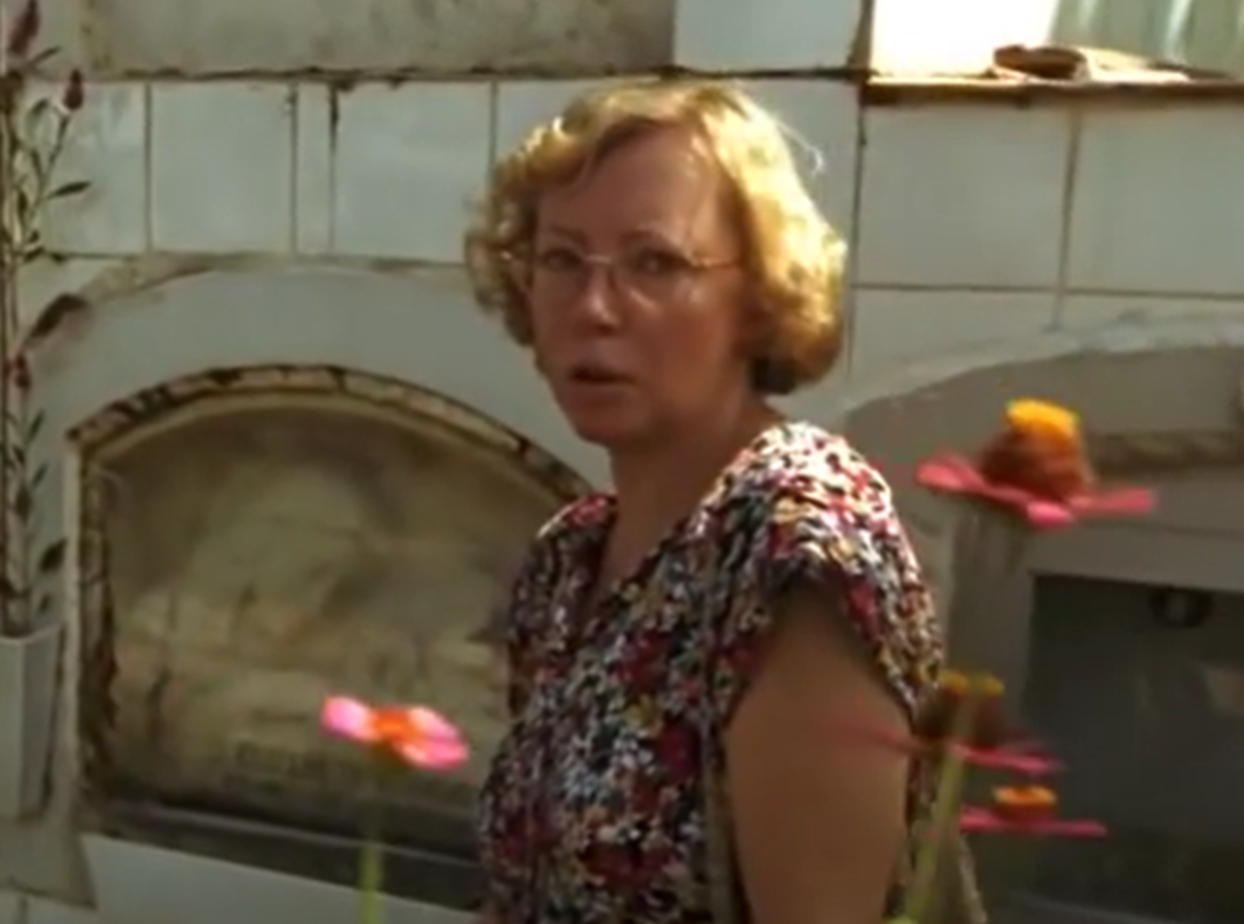 Screenshot of Juliane Koepcke looking at camera - from Julianes Sturz in den Dschungel (1999)