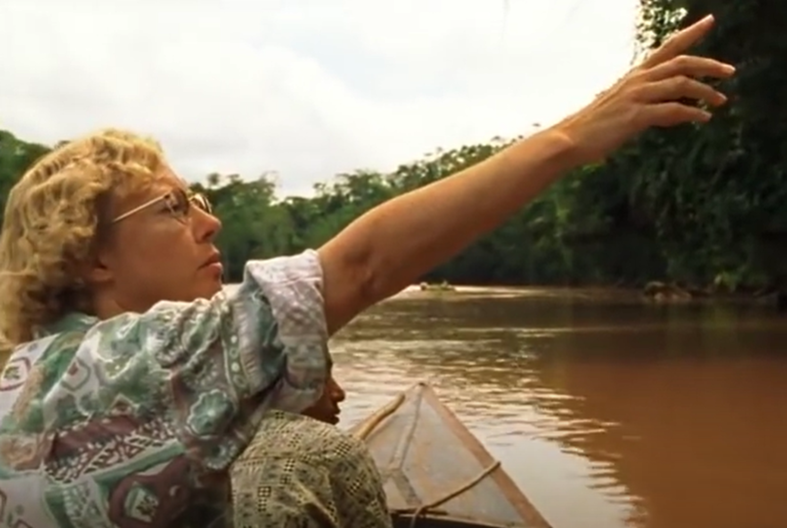 Screenshot of Juliane Koepcke looking at side - from Julianes Sturz in den Dschungel (1999)