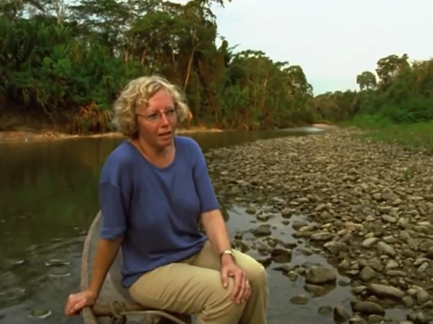 Screenshot of Juliane Koepcke looking at side - from Julianes Sturz in den Dschungel (1999)