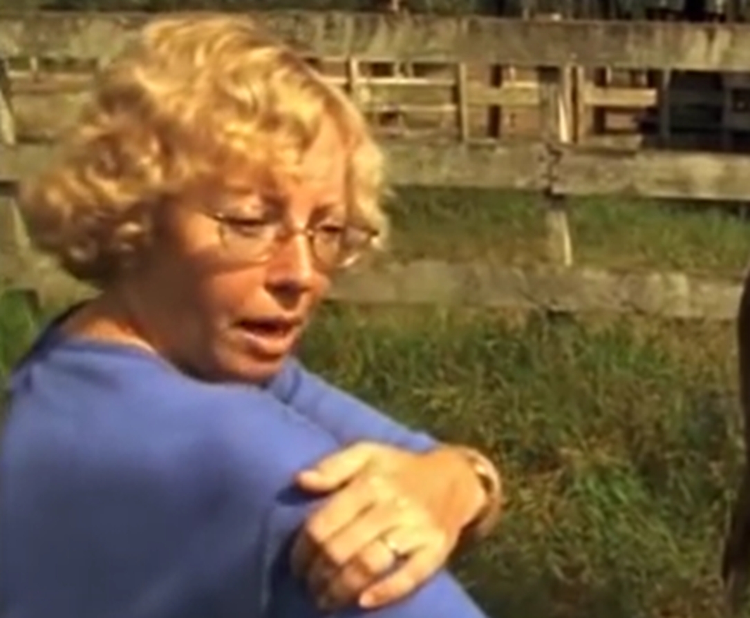 Screenshot of Juliane Koepcke looking at side - from Julianes Sturz in den Dschungel (1999)