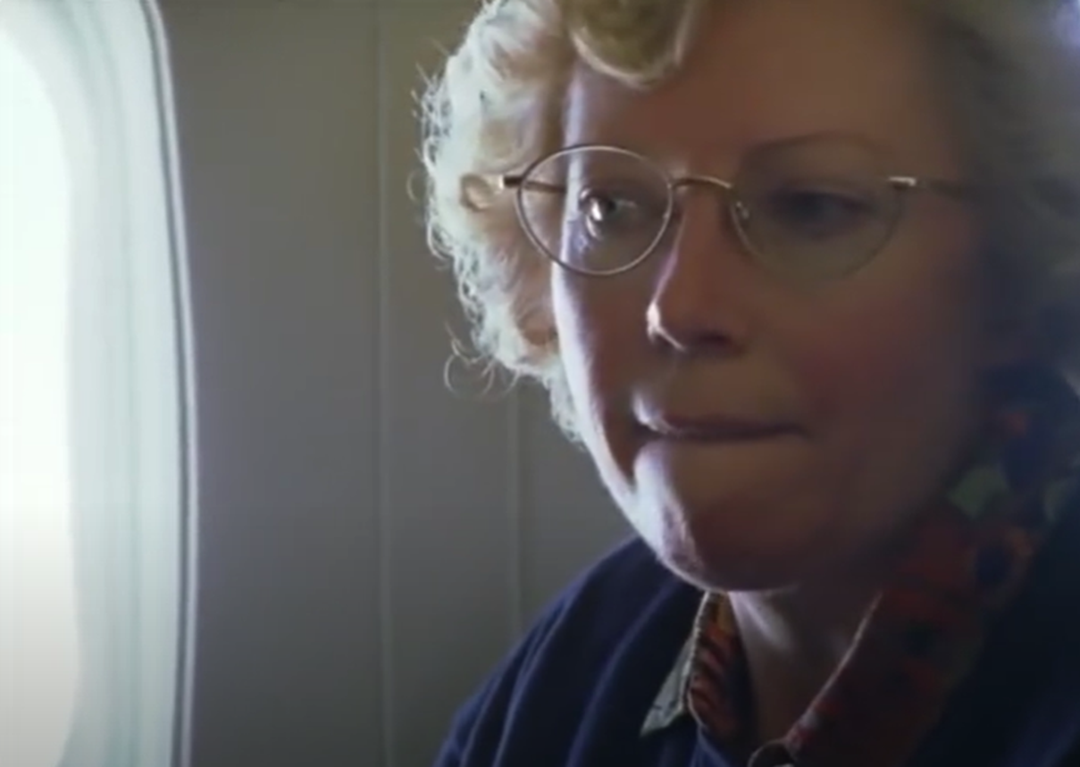 Screenshot of Juliane Koepcke looking at side - from Julianes Sturz in den Dschungel (1999)