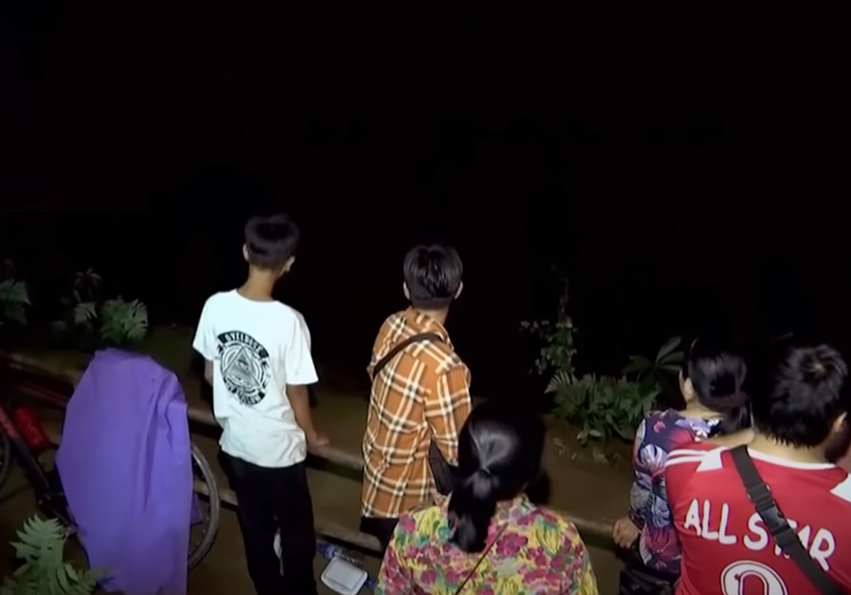 Screenshot of people in the cave - from Thai Cave Rescue (Drain the Oceans) 2019