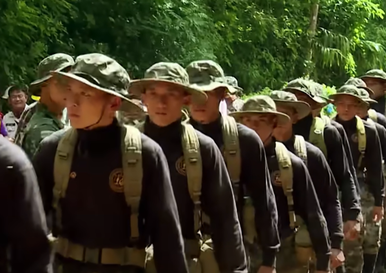 Screenshot of army people in the cave - from Thai Cave Rescue (Drain the Oceans) 2019