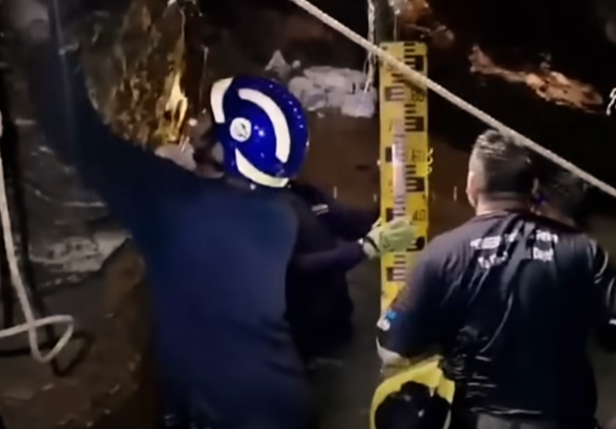 Screenshot of rescue divers in the cave - from Thai Cave Rescue (Drain the Oceans) 2019