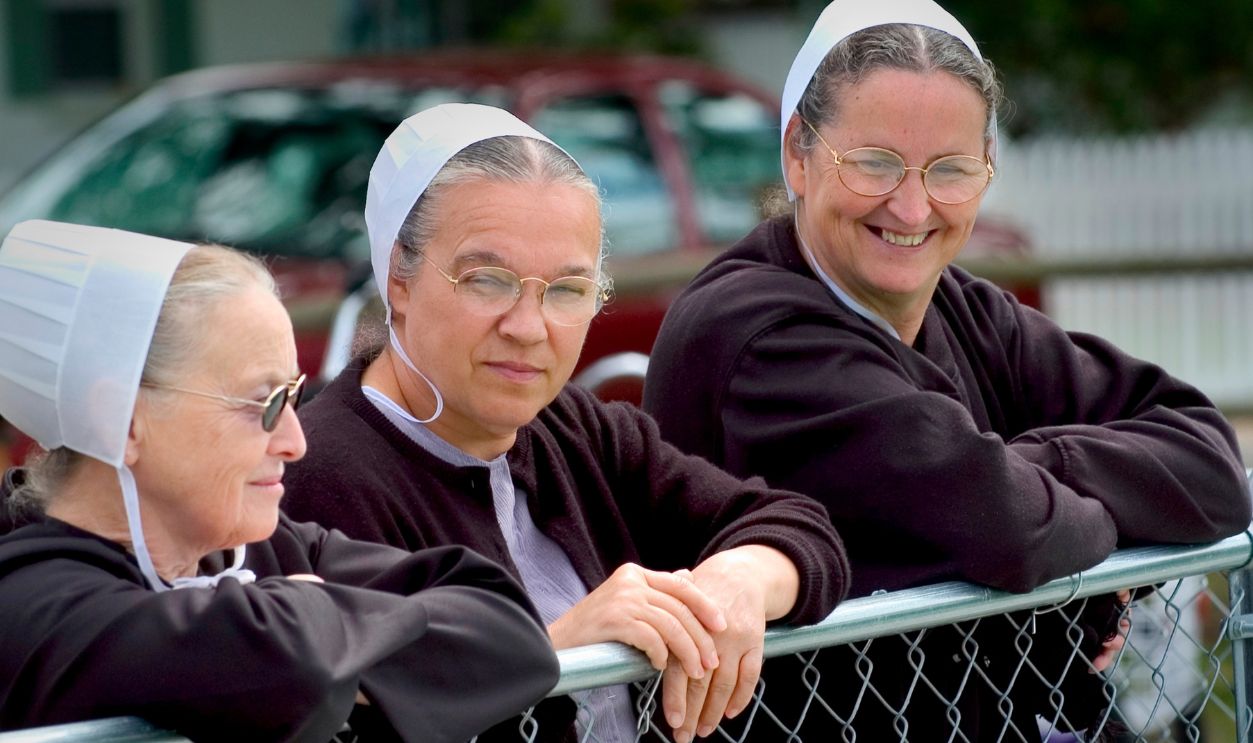 Amish women enjoy