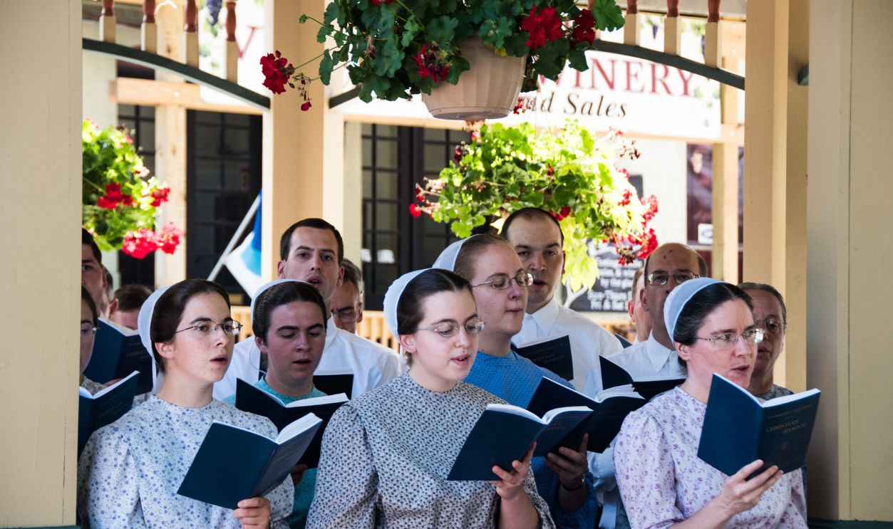 amish womens in chruch