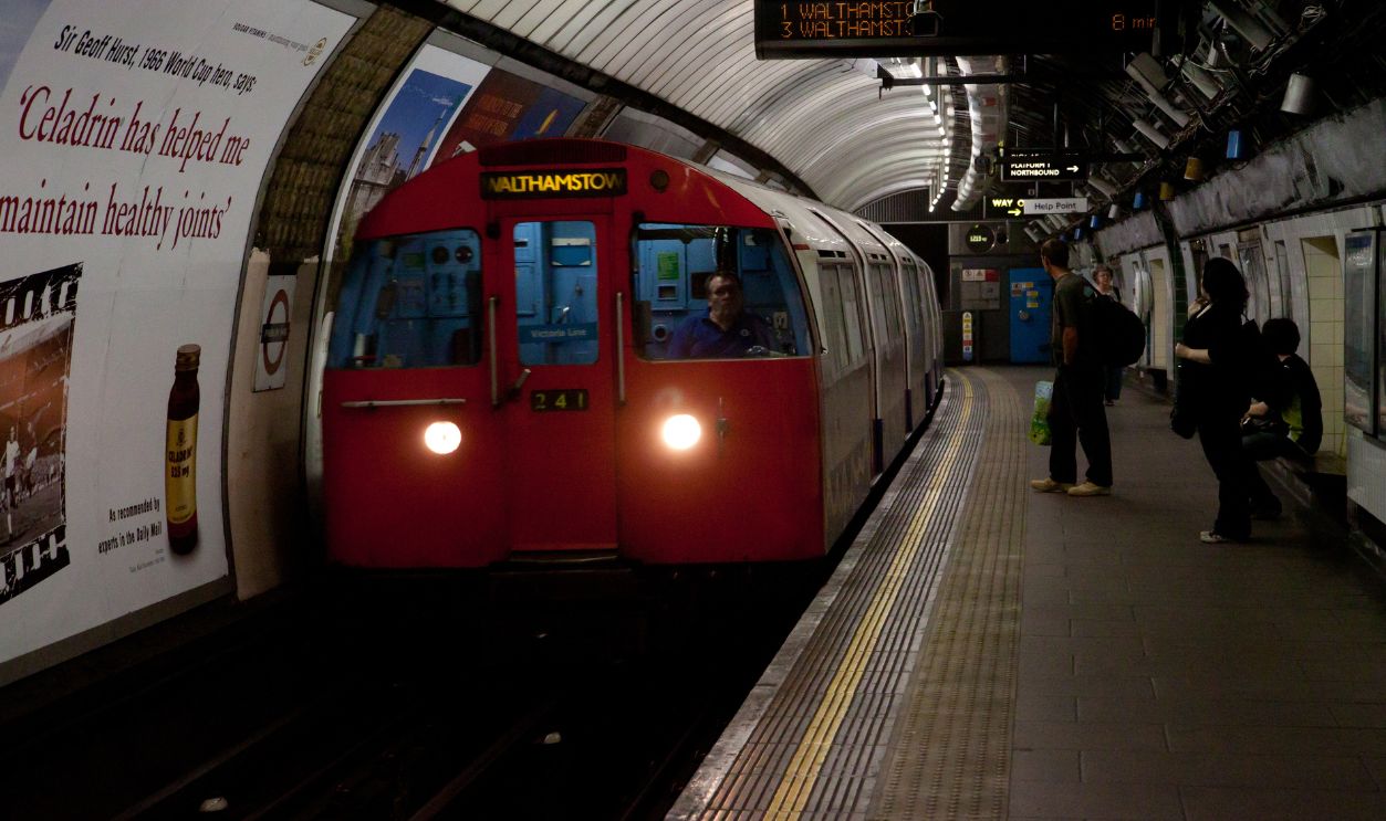 1967 stock at Finsbury Park station - tompagenet