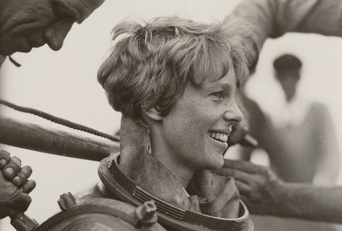 Amelia Earhart preparing to fly