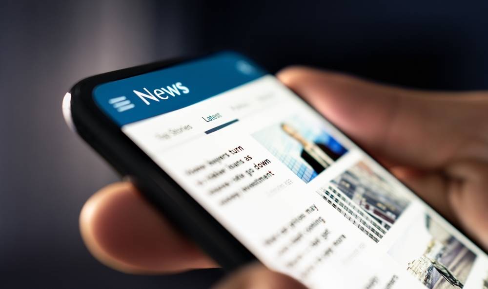 Scrolling news on the phone