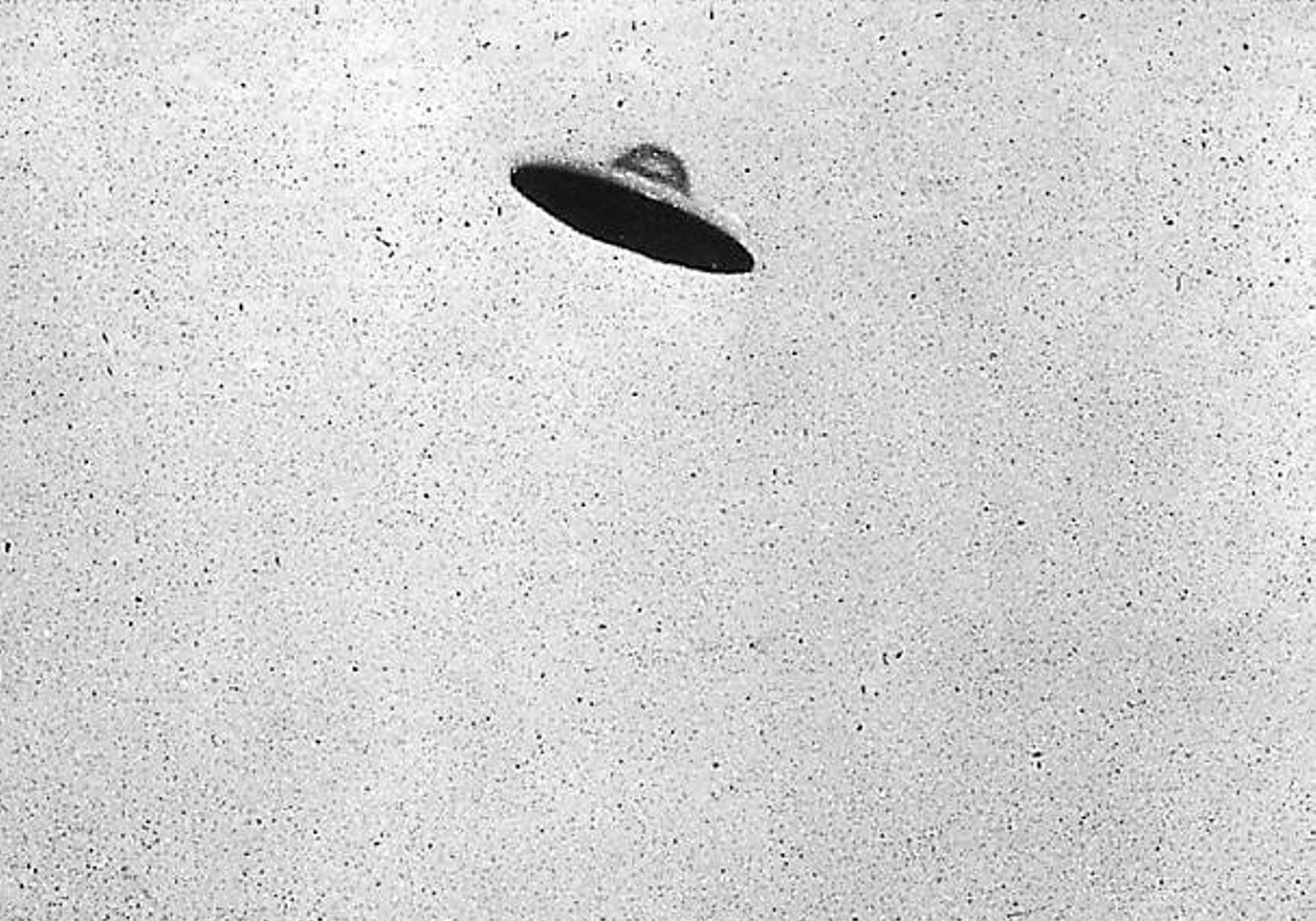Monotone non horizontal view of a supposed curvilinear centrally domed UFO