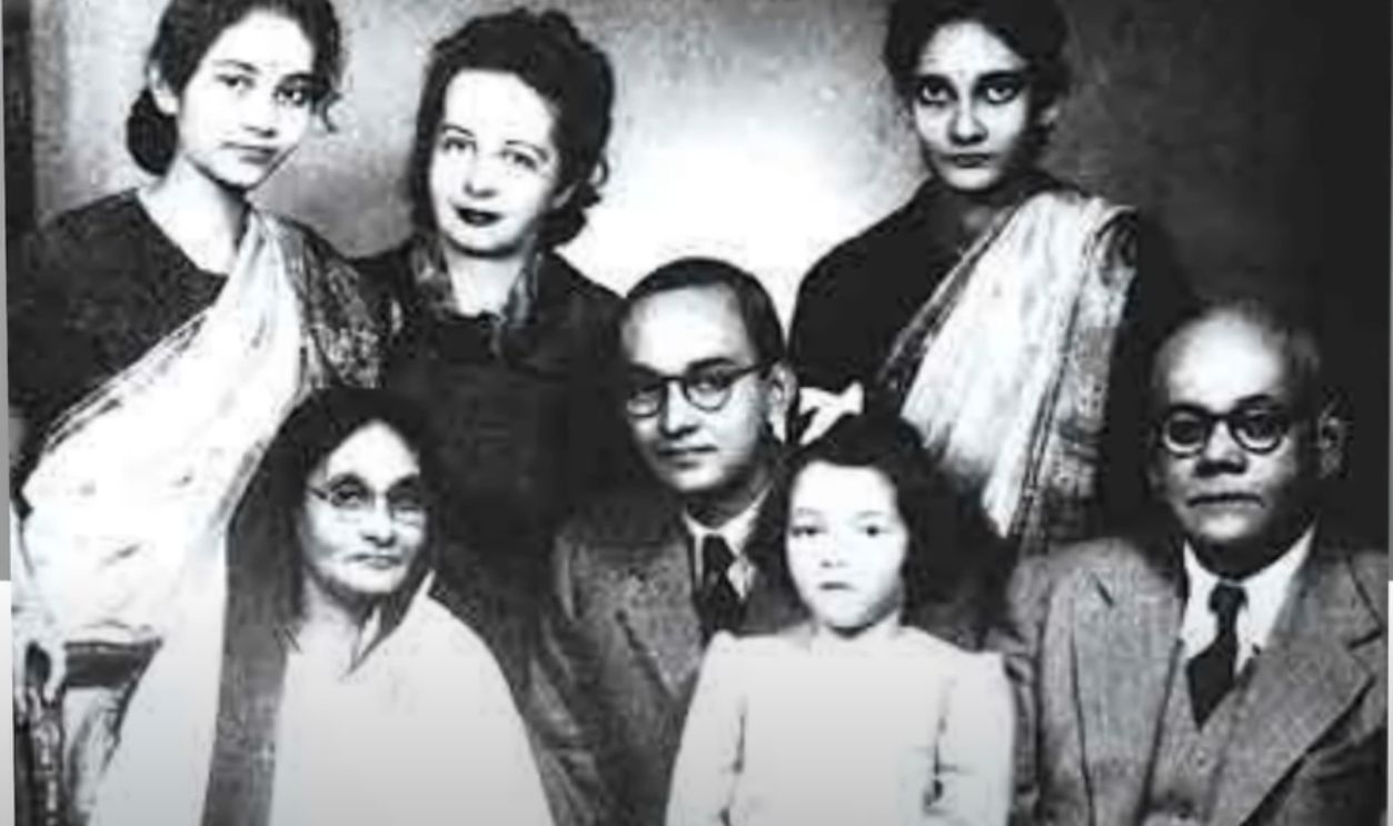 Netaji Subhash Chandra Bose With His Family