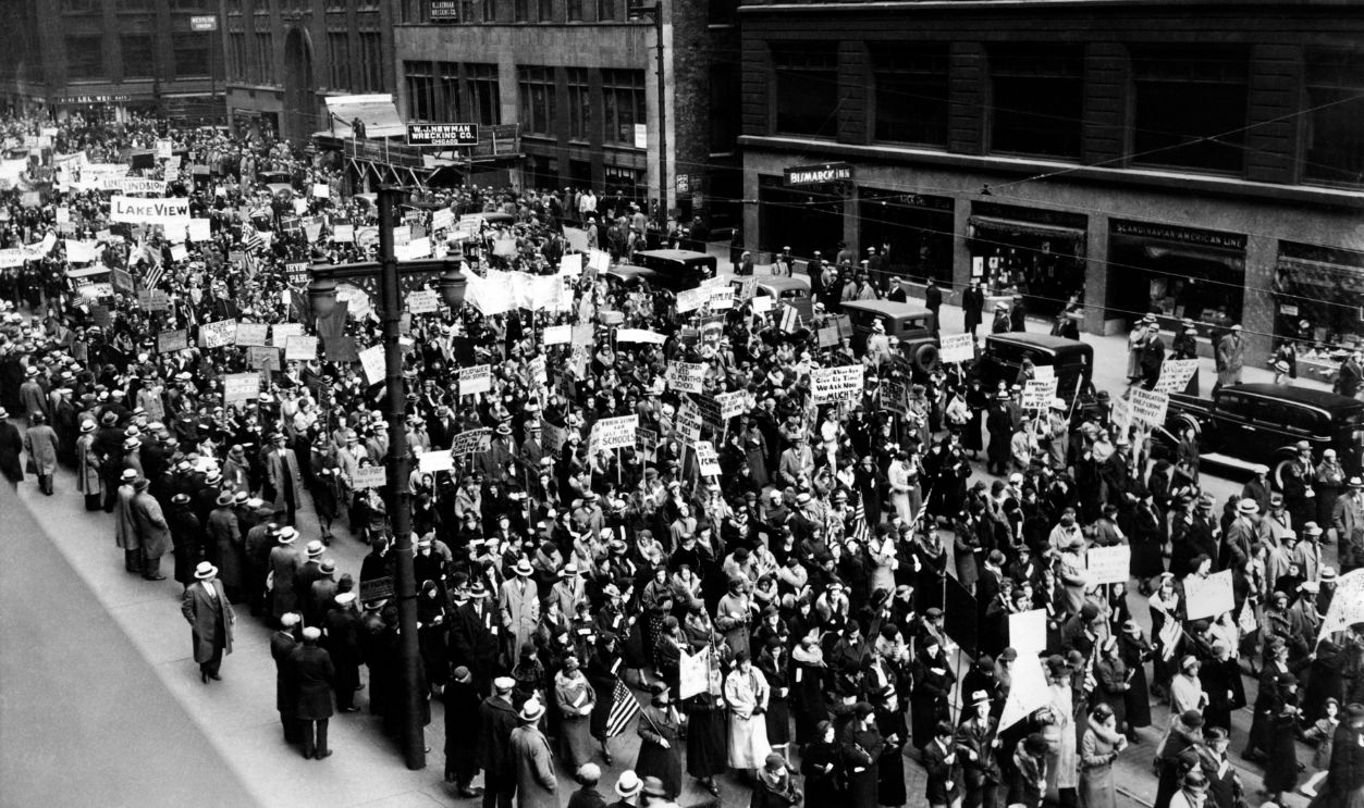 Five thousand school teachers demonstrate in downtown Chicago