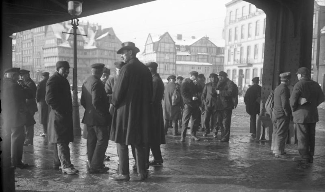 Bundesarchiv Bild 102-11008, Hamburg, Arbeitslose Hafenarbeiter im Hafenviertel