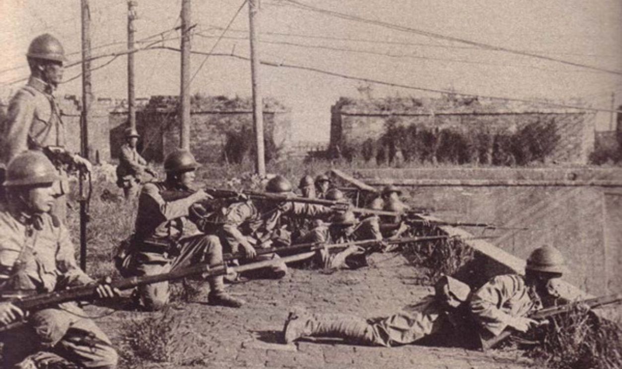 Japanese soldiers taking an offensive posture