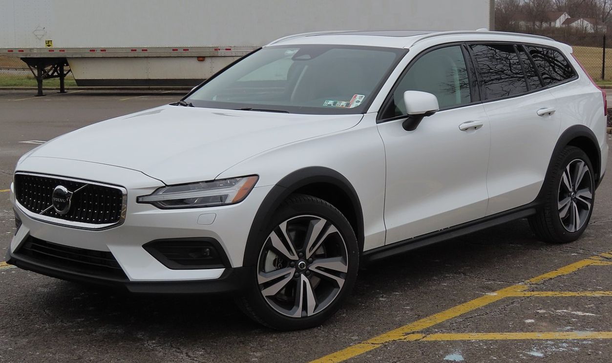 2023 Volvo V60 Cross Country