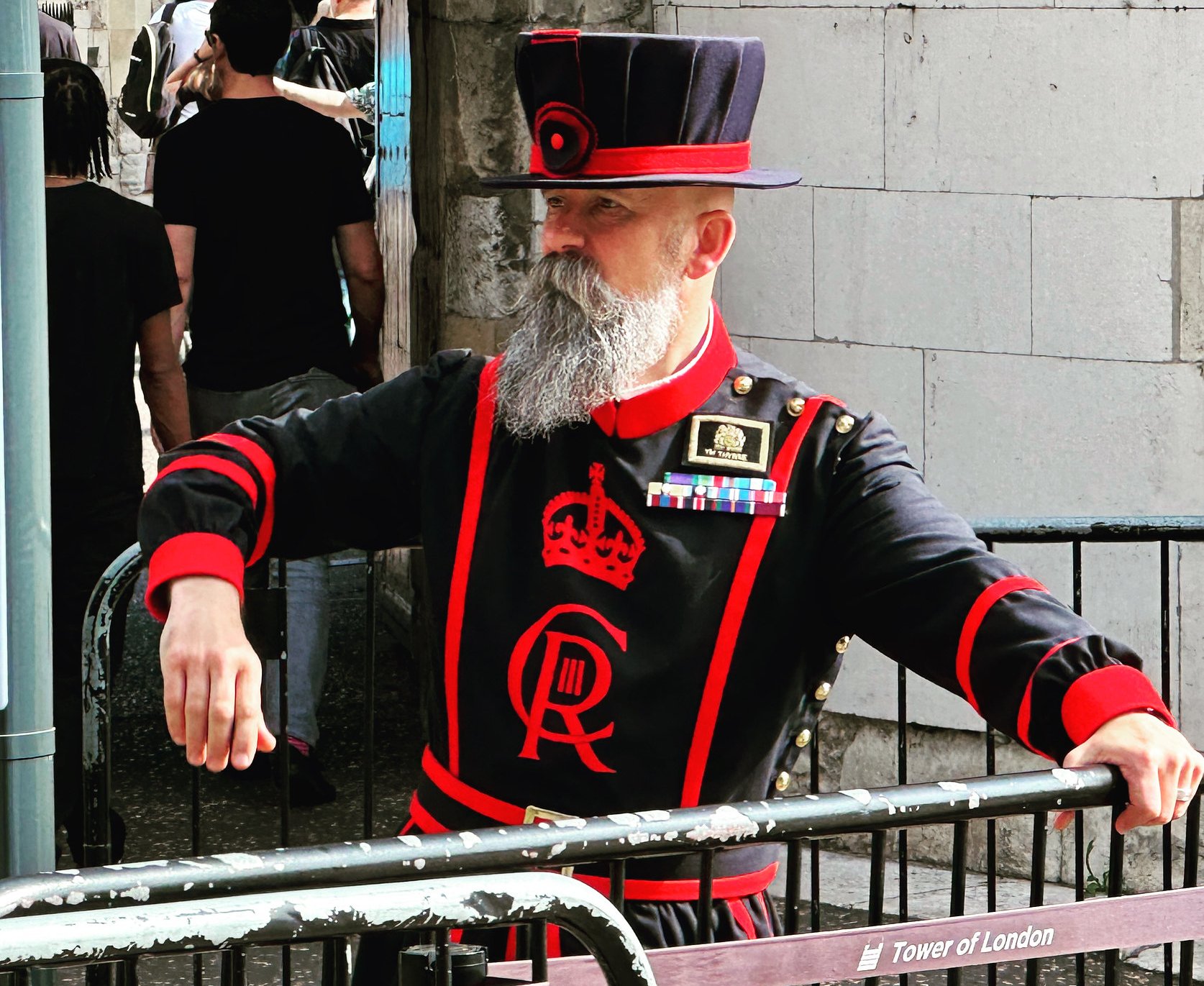 A Yeoman of the Guard stands infront of the Tower of London.