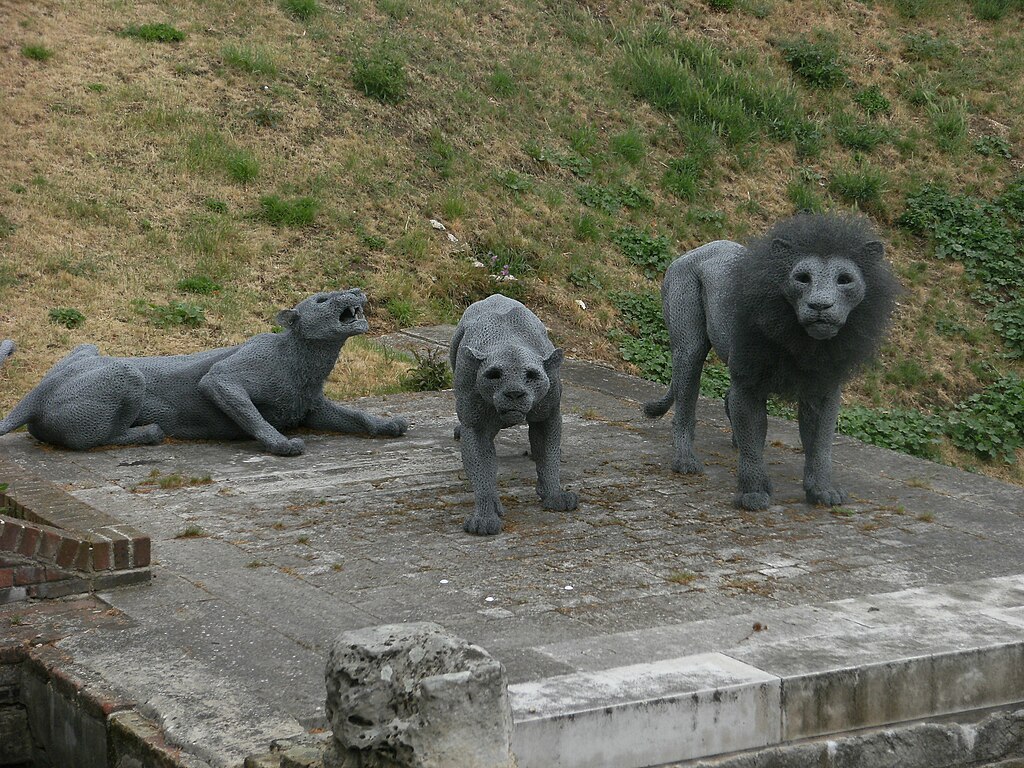 Lion and lioness sculptures at the Tower of London.
