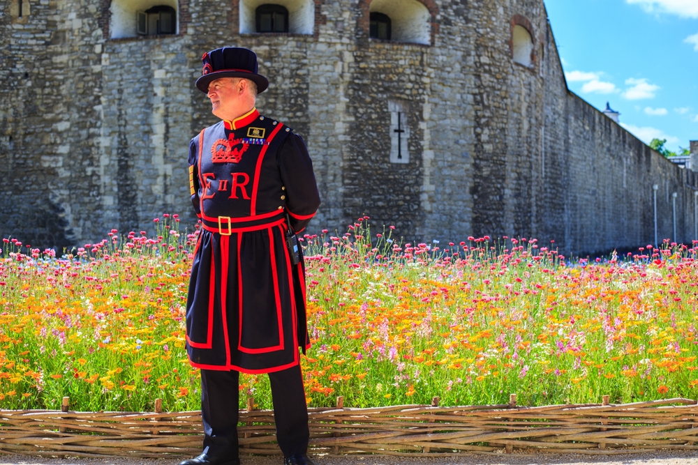 A Yeoman of the Guard stands infront of the Tower of London