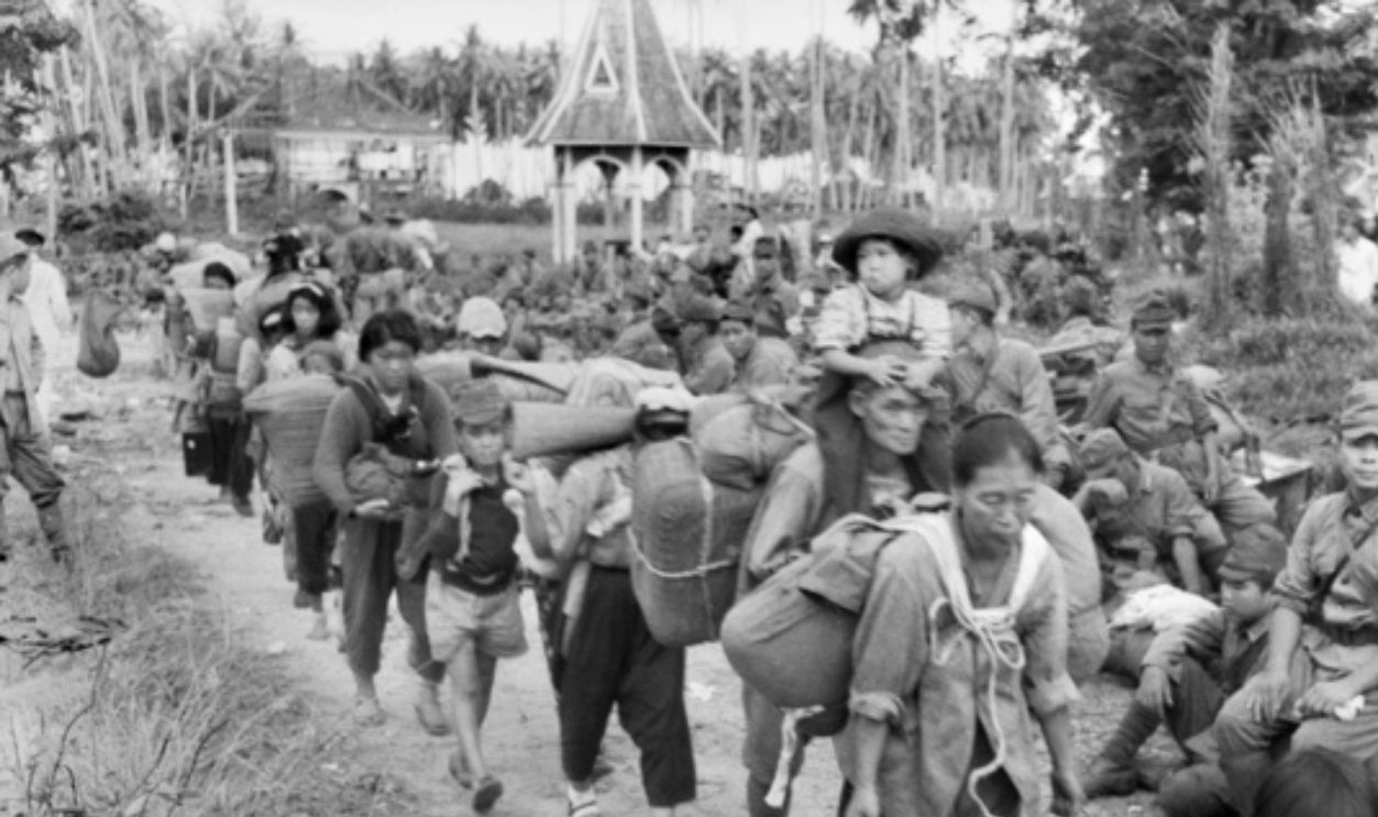 Japanese_civilians_and_soldiers,