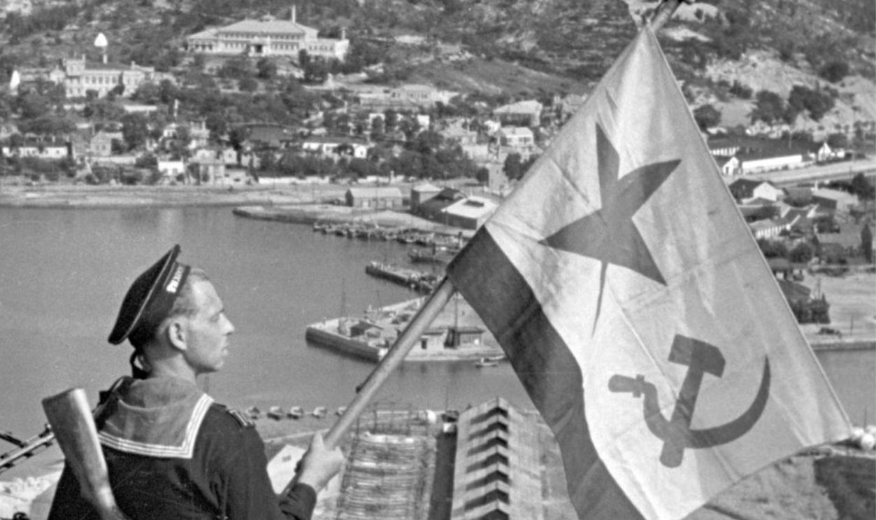 Hoisting the banner in Port-Artur