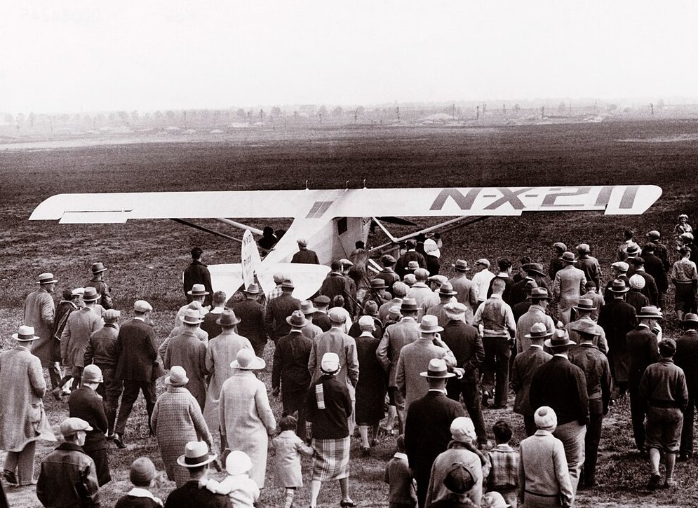 Crowd assembled at Roosevelt Field to witness Lindbergh's departure