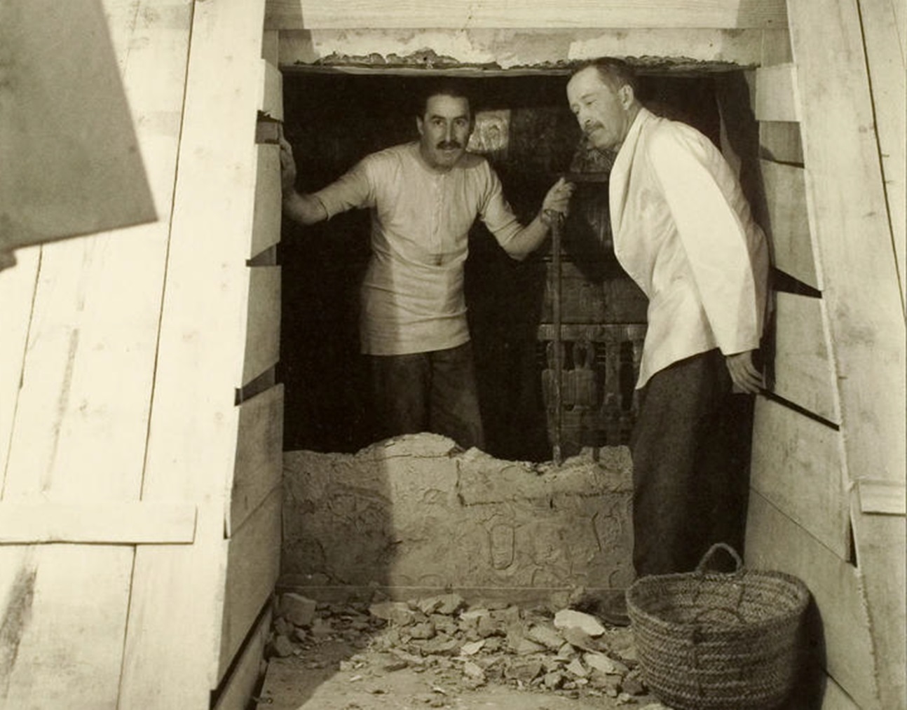 The excavations of the tomb of Tutankhamun and its contents - 1923