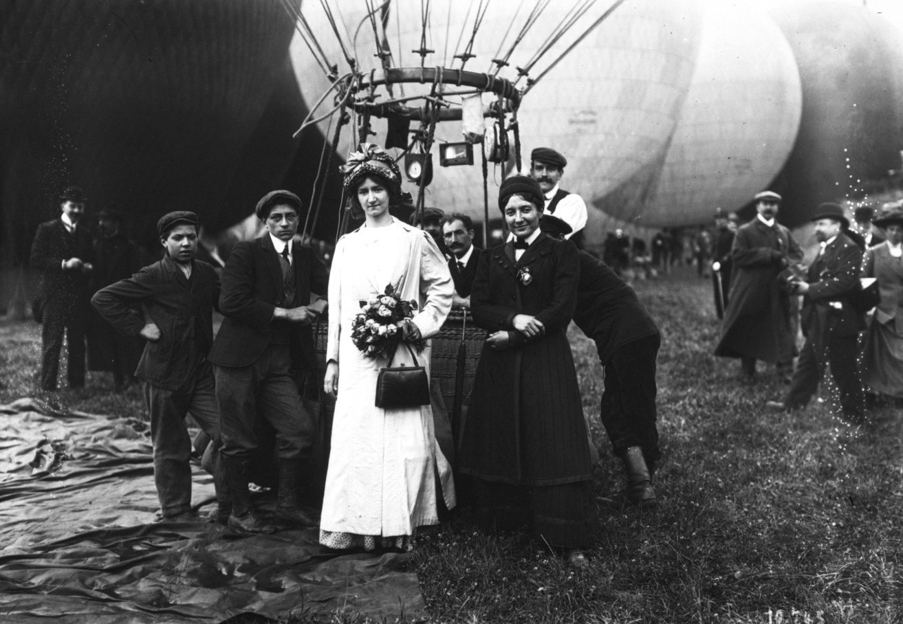 Marie Marvingt next to hot air balloon