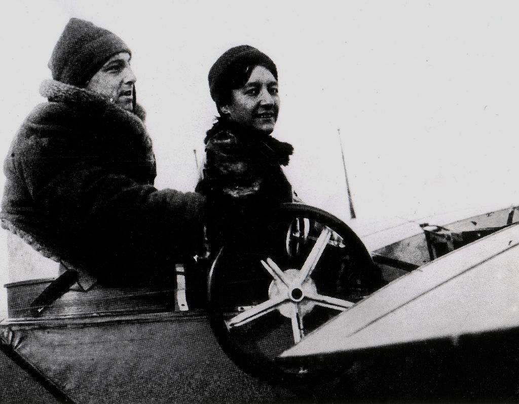 Marie Marvingt pilot in plane