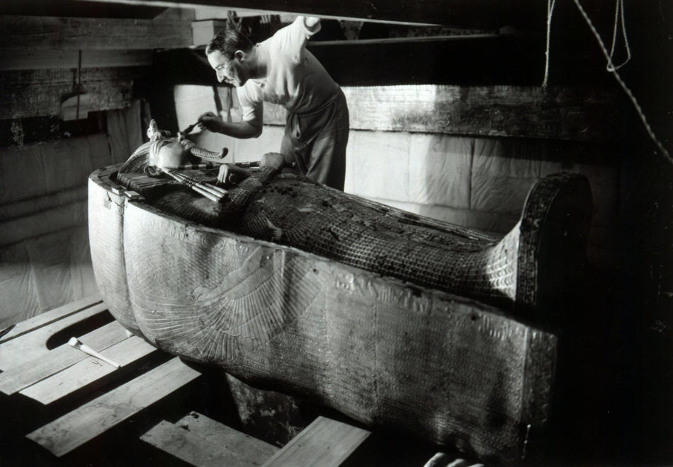 Howard Carter In The King Tutankhamen's Tomb - 1922