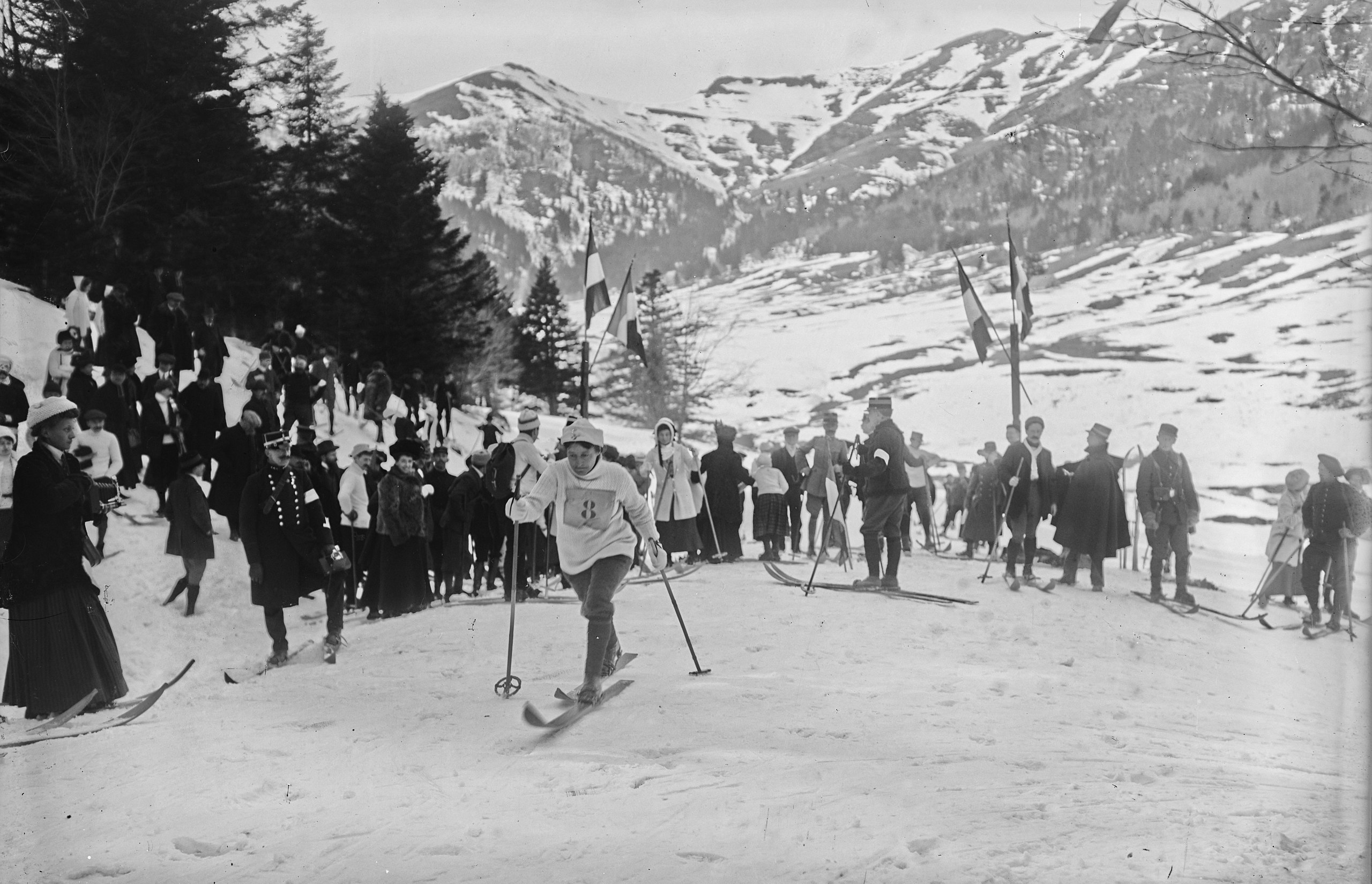 Marie Marvingt in a ladies' ski race at Lioran in 1911.
