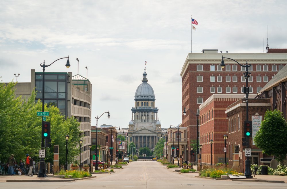 This image shows a Street View of the Illinois State Capitol Building