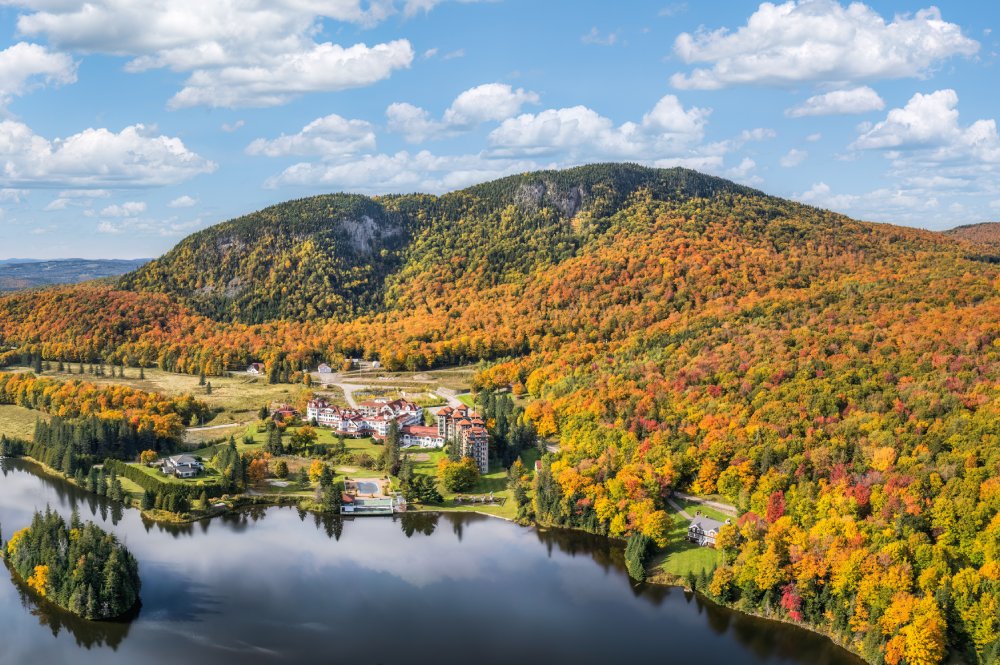 Dixville Notch State Park in Autumn, New Hampshir The Balsams and Lake Gloriette