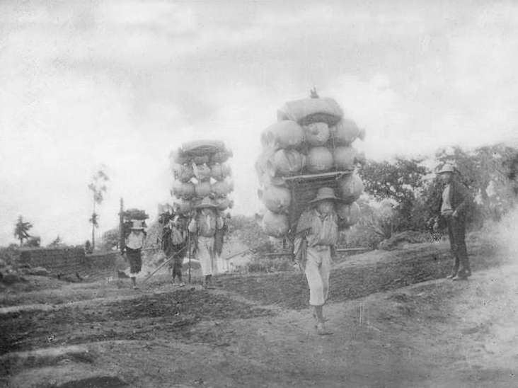 Indian pottery makers traveling to the market