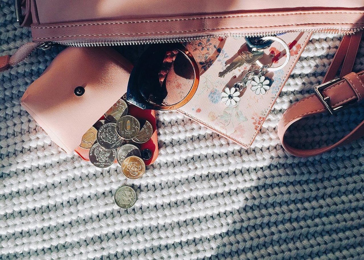 Feminine bag with purse and accessories