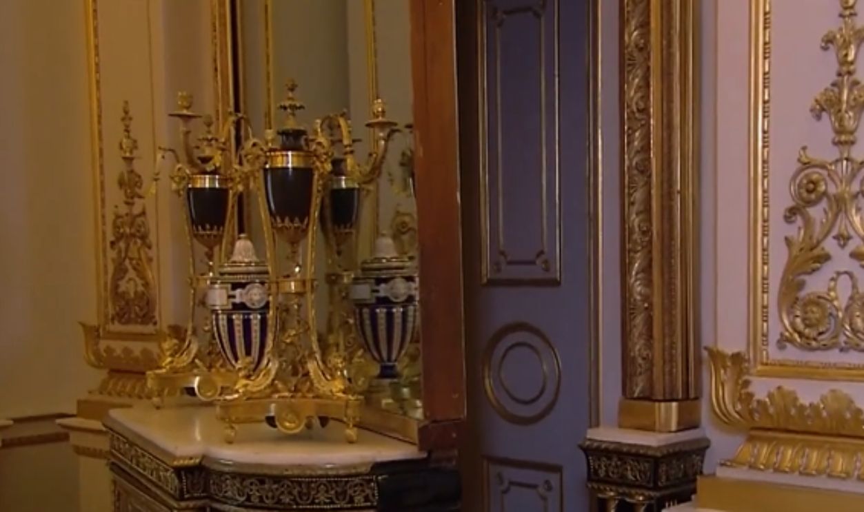 Passage To The White Drawing Room In Buckingham Palace