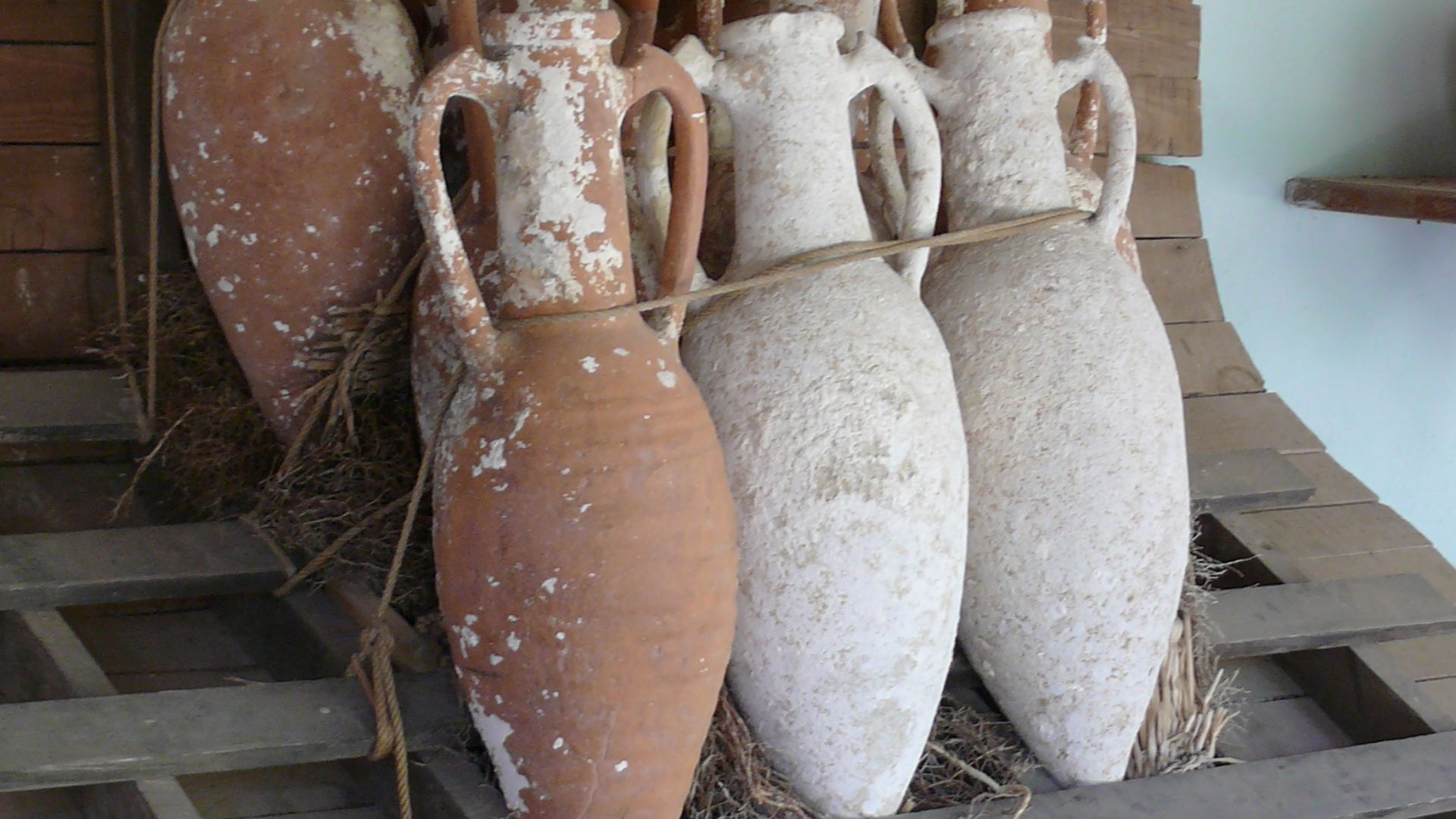 File:Amphorae stacking.jpg