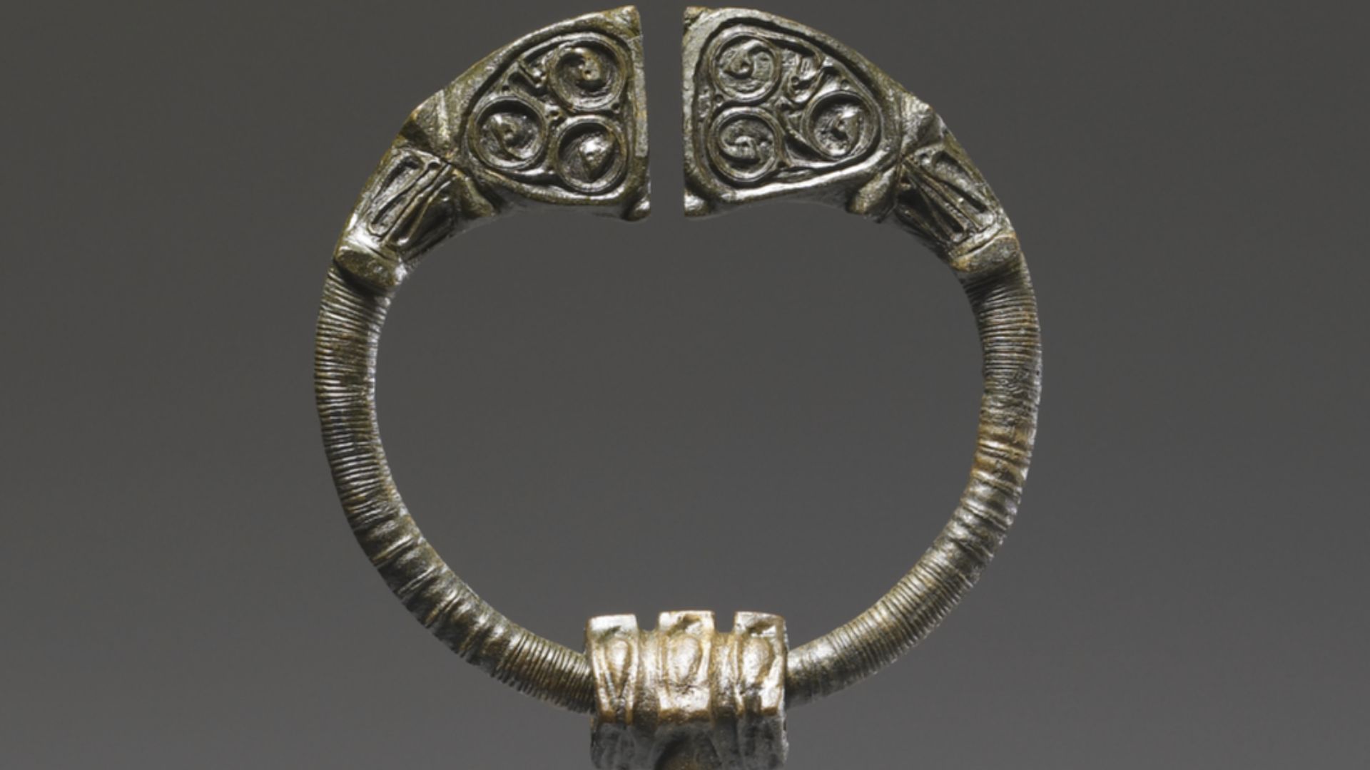 File:Irish Celtic - Penannular Brooch - Walters 542341.jpg