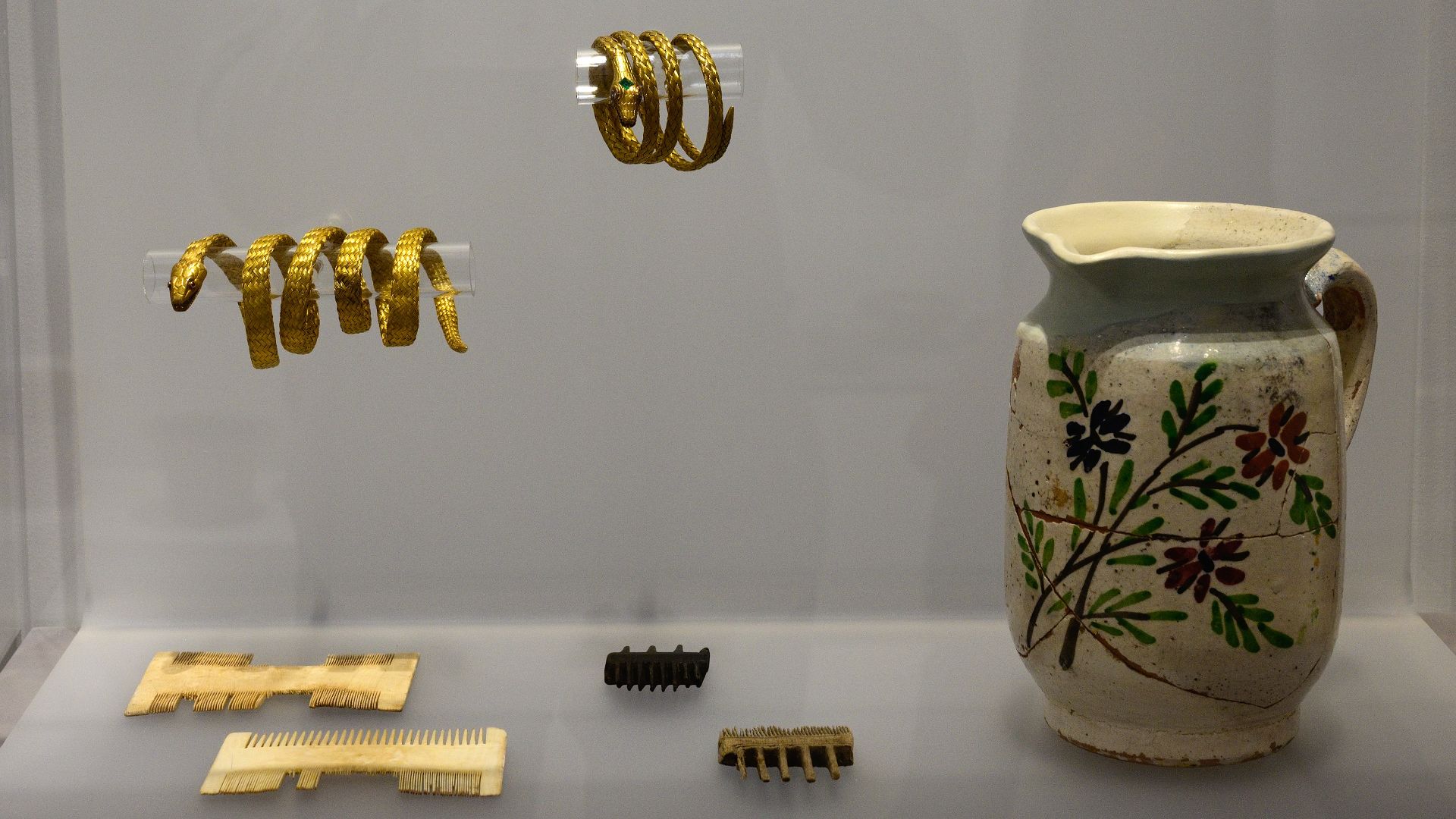 File:Gold jewellery, Bone and wooden combs, Jug, 17th-19th c, AM of Mykonos, exhibition, 224879.jpg