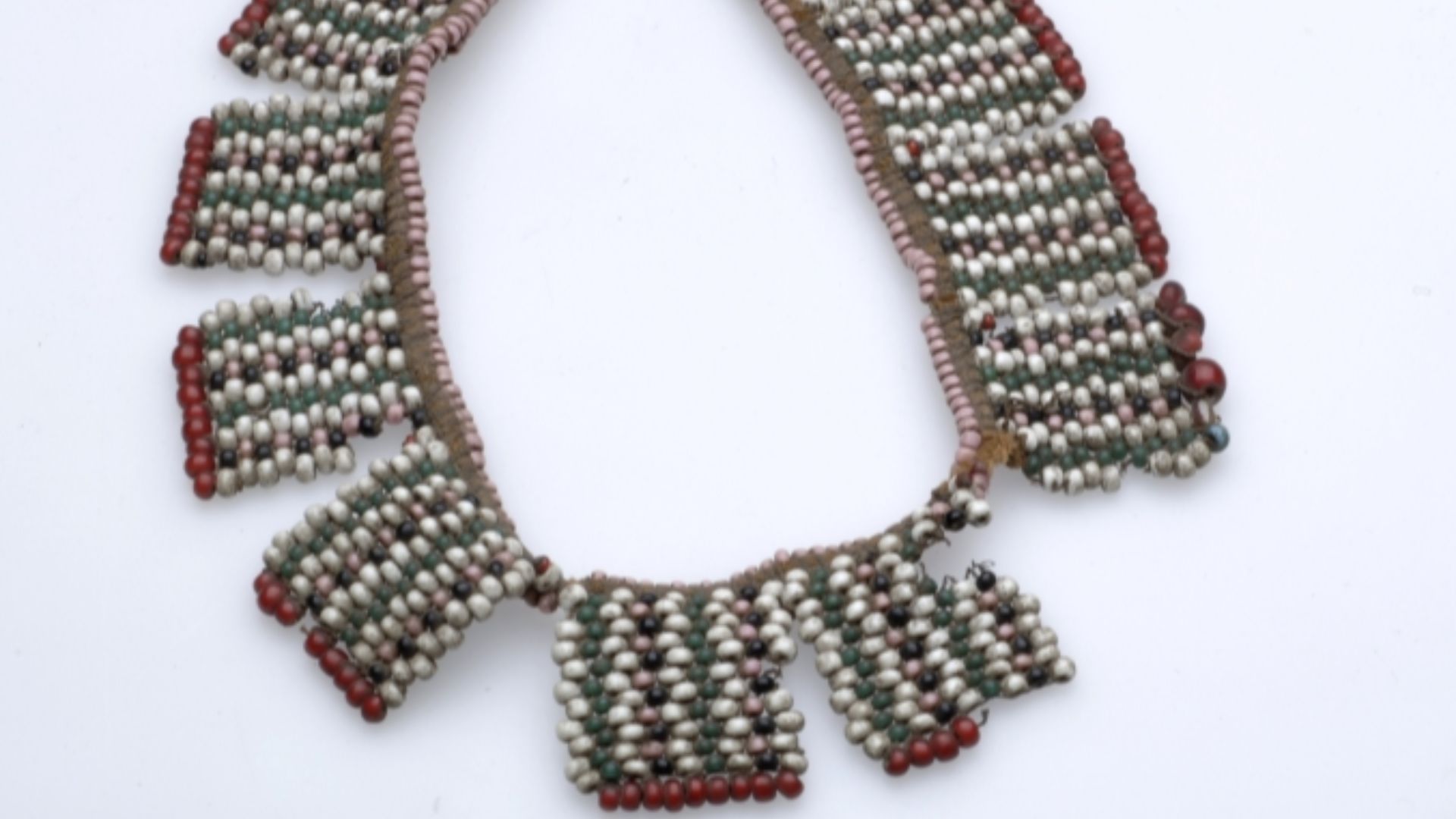 File:COLLECTIE TROPENMUSEUM Kralen halssieraad voor jonge Zulu vrouwen 'Liefdesbrief' TMnr 3279-45.jpg