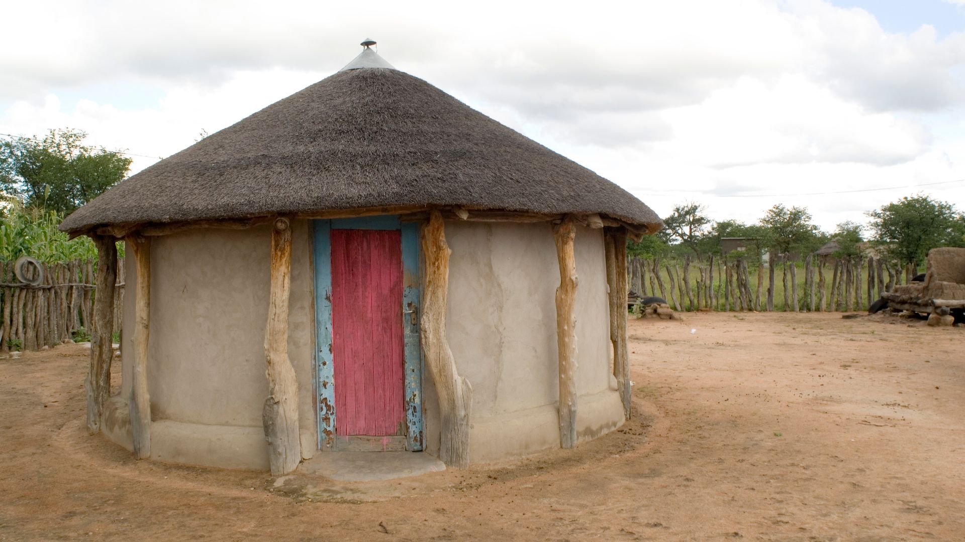 File:Rondavel house in Botswana.jpg