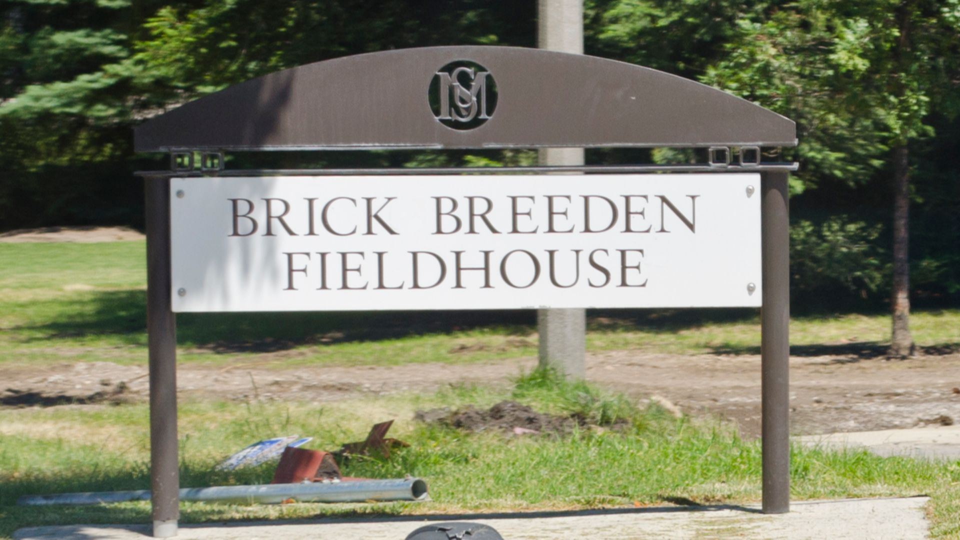 File:Brick Breeden Fieldhouse sign - Montana State University - Bozeman, Montana - 2013-07-09.jpg