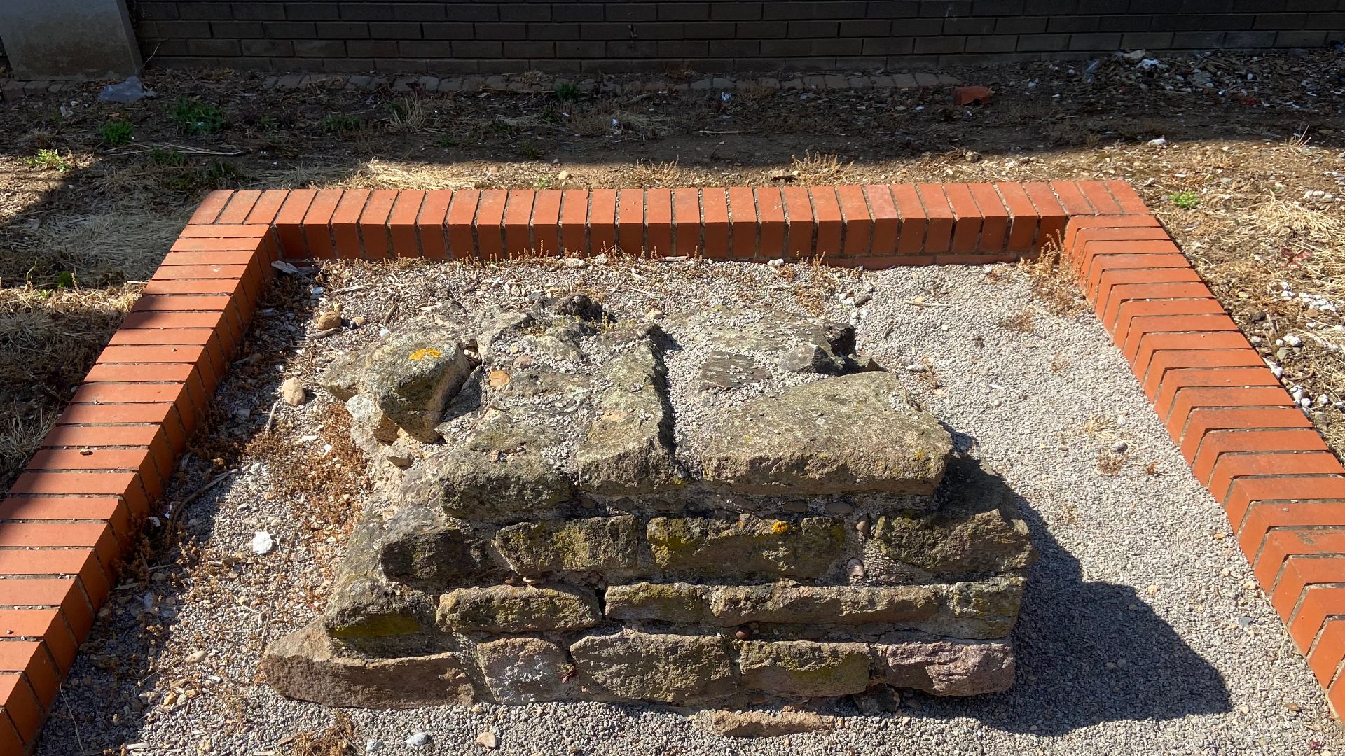 File:Leicester Roman Wall Remains Junior Street (2).jpg