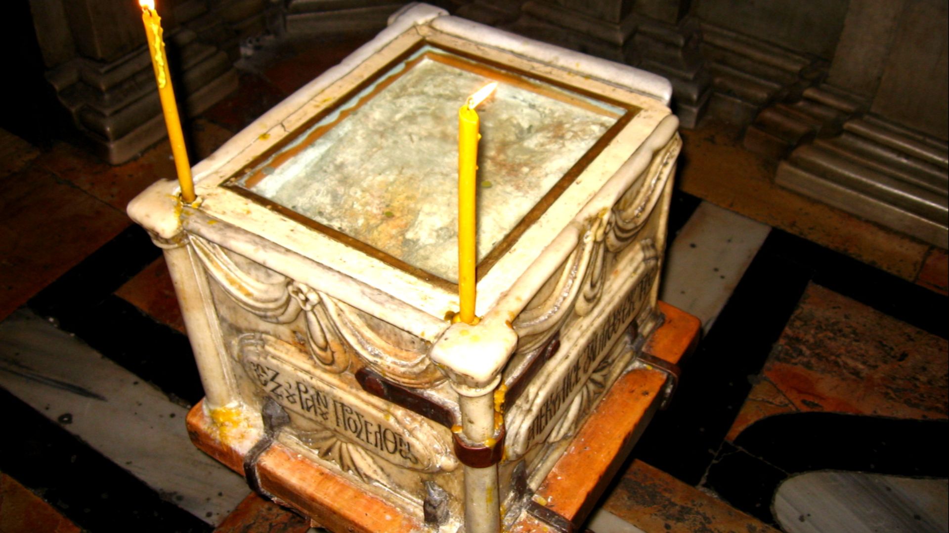 File:5249-20080122-jerusalem-angel-stone-holy-sepulchre.jpg