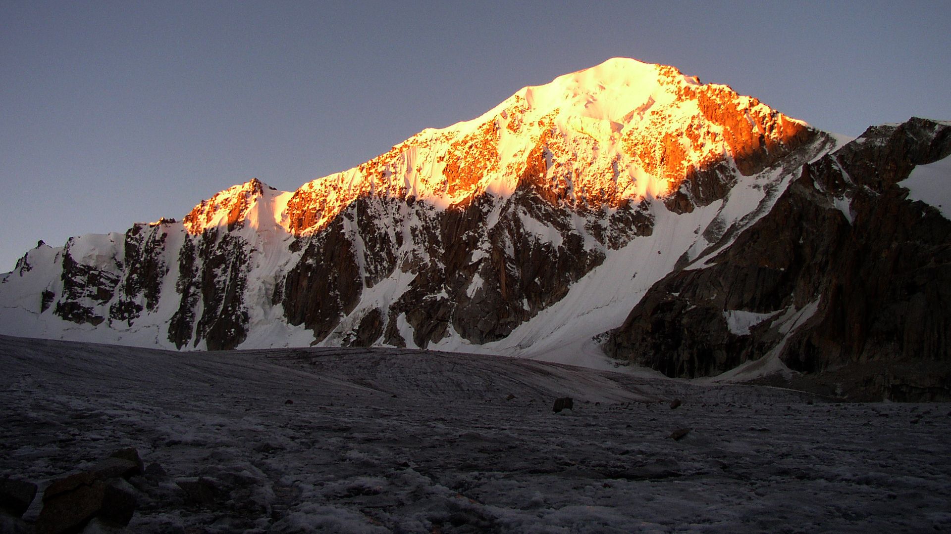 File:Рассвет в горах Джунгарии.jpg