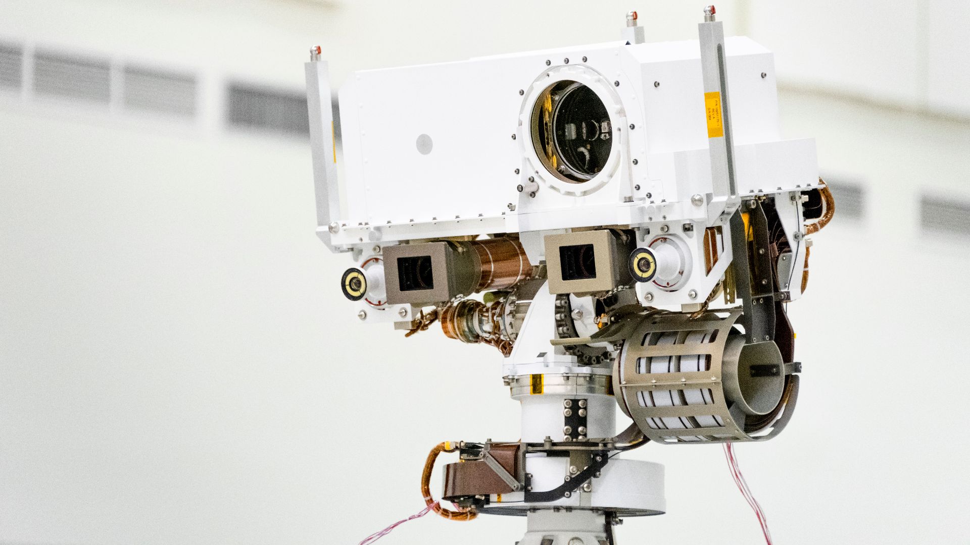 File:Close-up of the head of Mars 2020's remote sensing mast PIA23316.jpg