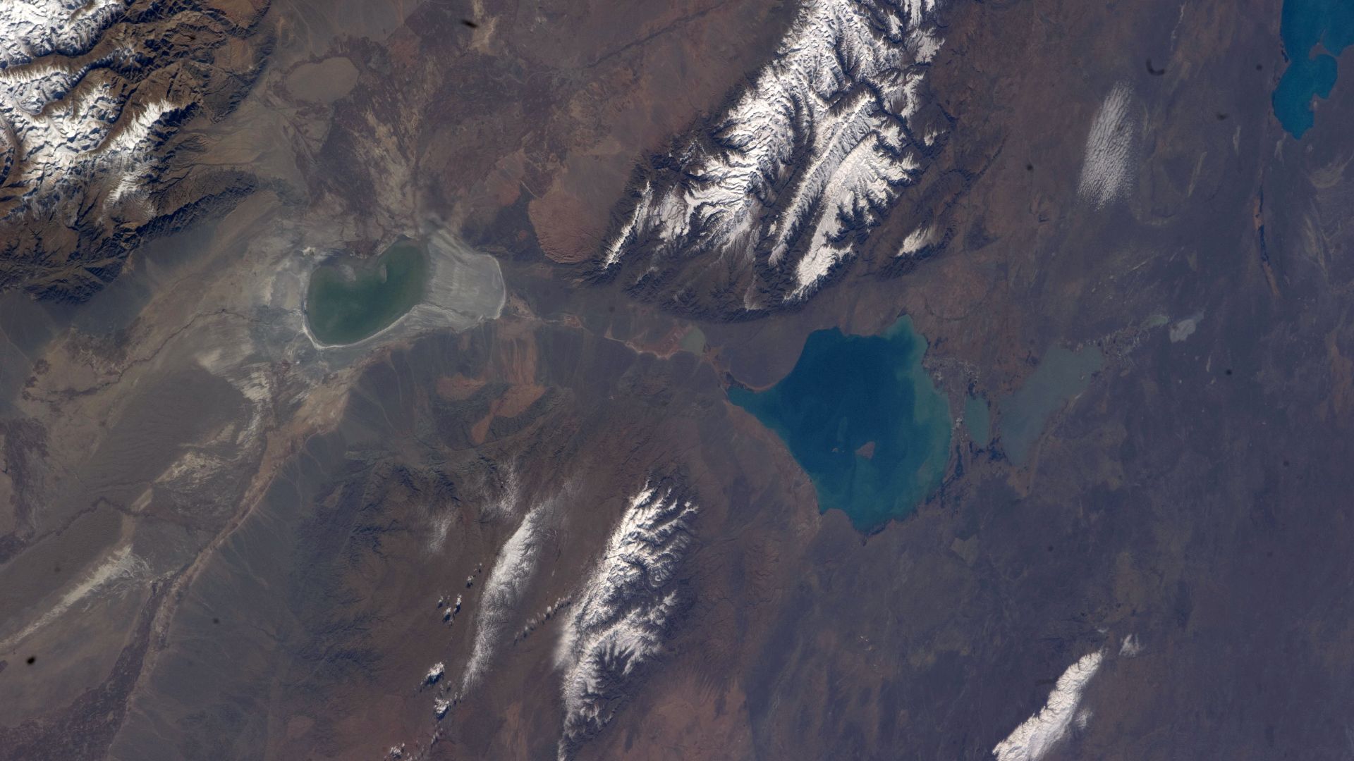 File:ISS033-E-17037 - View of Dzungarian Gate.jpg