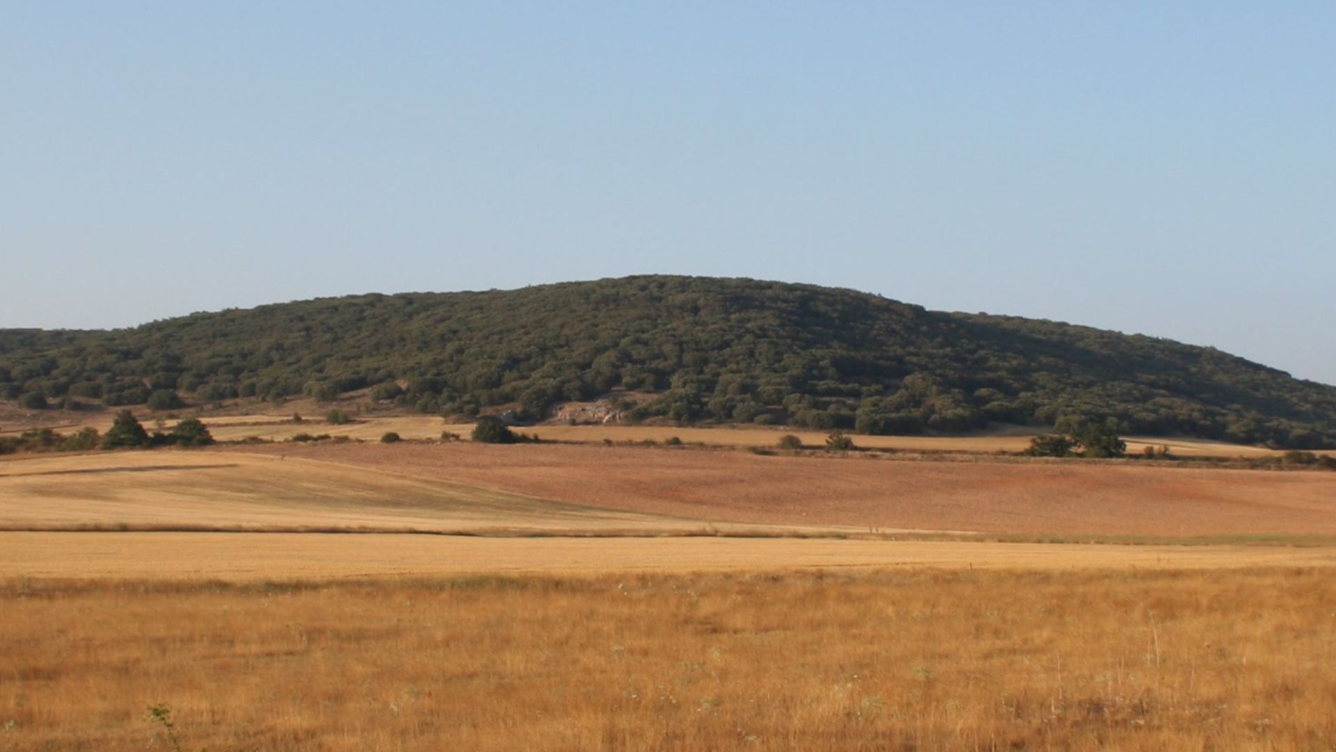 File:Sierra de Atapuerca.jpg