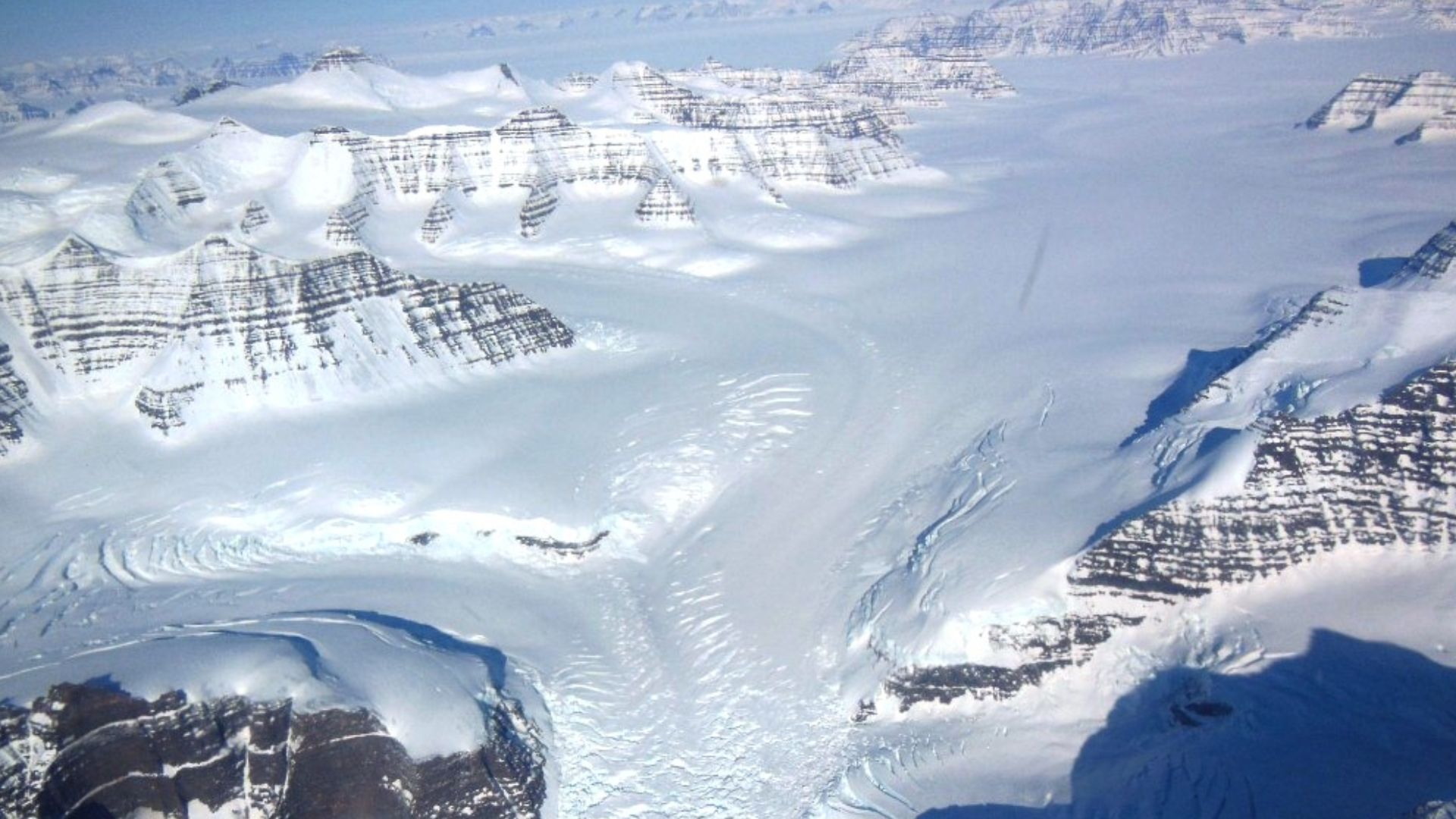 File:Glacier Flows Between Mountain Peaks.JPG