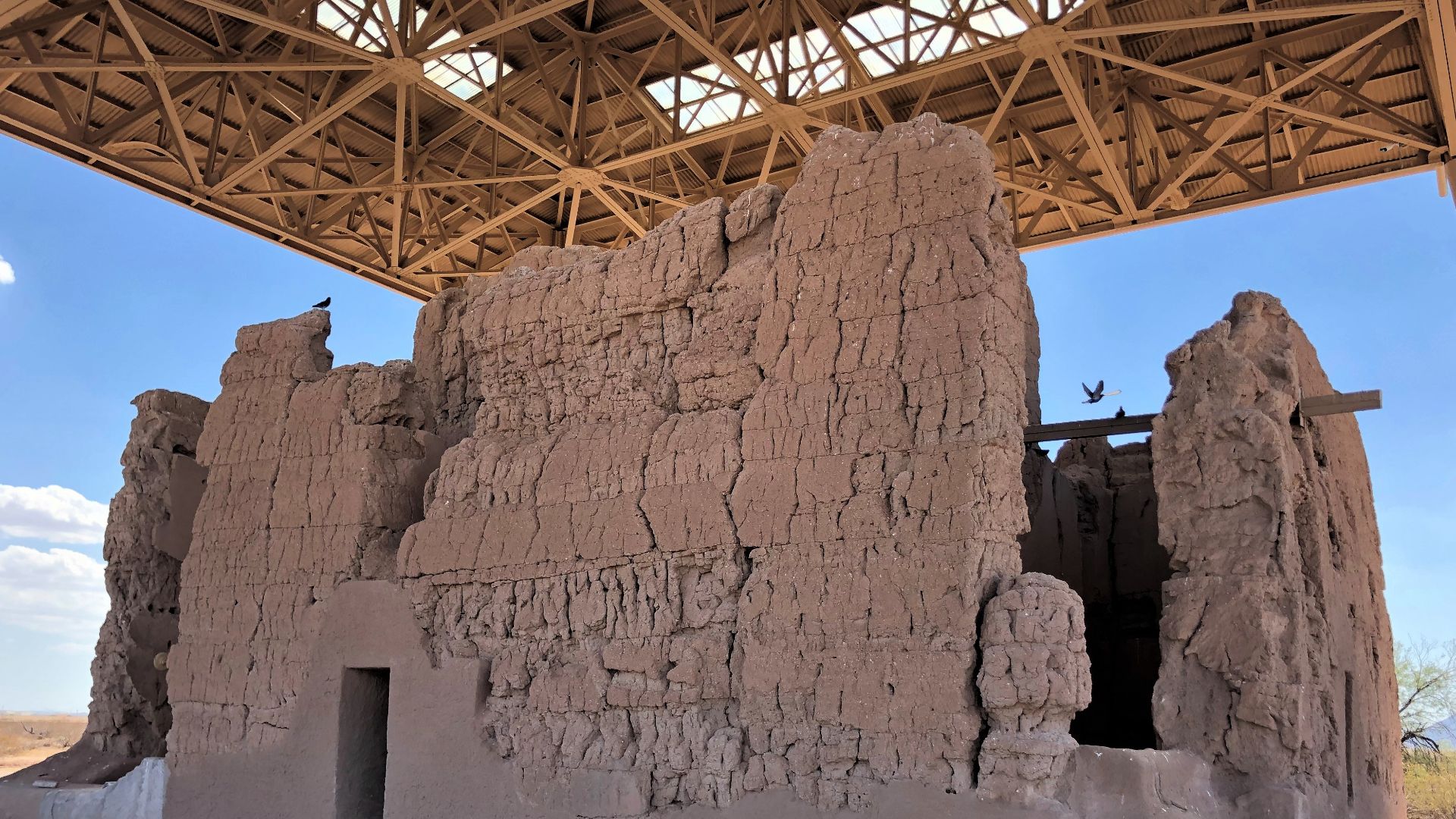 File:2021 Sivan Vahkih, Casa Grande Ruins, east facade from northeast.jpg