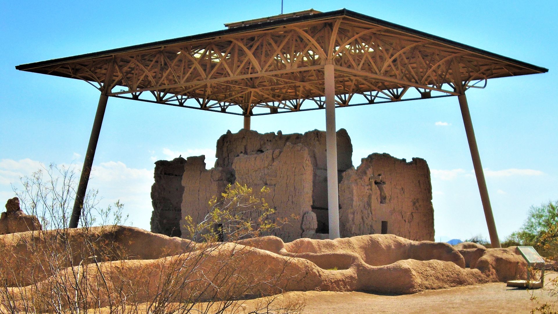 File:2021 Sivan Vahki, Casa Grande Ruins, under the Olmsted shelter.jpg